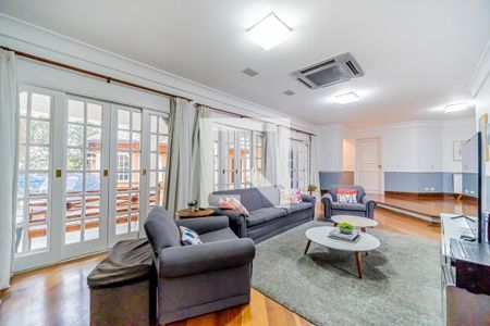 Casa de condomínio à venda com 667m², 4 quartos e 6 vagasSala de TV