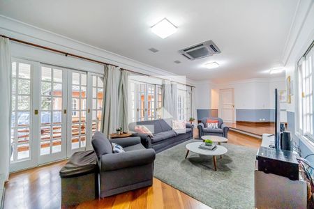 Casa de condomínio à venda com 667m², 4 quartos e 6 vagasSala de TV