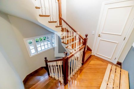 Casa de condomínio à venda com 667m², 4 quartos e 6 vagasEscada