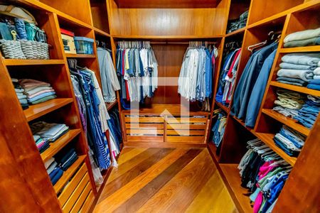 Casa de condomínio à venda com 667m², 4 quartos e 6 vagasCloset