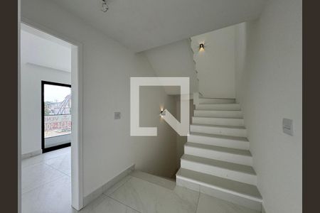 Casa de condomínio à venda com 212m², 5 quartos e 2 vagasEscada