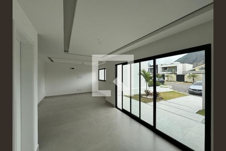 Sala de casa de condomínio à venda com 5 quartos, 212m² em Vargem Pequena, Rio de Janeiro