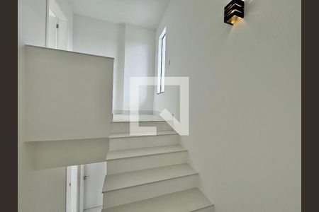 Casa de condomínio à venda com 212m², 5 quartos e 2 vagasEscada