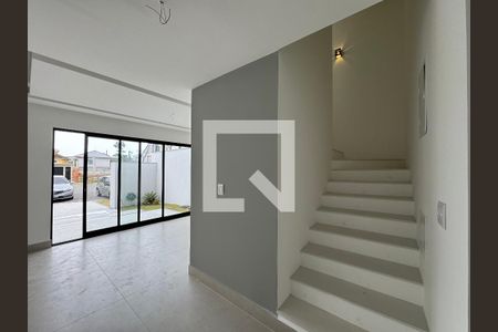 Sala de casa de condomínio à venda com 5 quartos, 212m² em Vargem Pequena, Rio de Janeiro