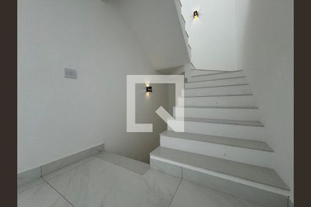 Casa de condomínio à venda com 212m², 5 quartos e 2 vagasEscada