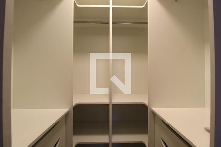 Closet da suíte de apartamento para alugar com 3 quartos, 90m² em Vila Olímpia, São Paulo