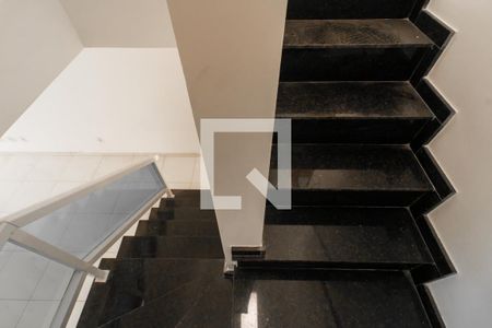 Casa à venda com 120m², 3 quartos e 2 vagas Casa à venda com 120m², 3 quartos e 2 vagasEscada