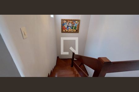 Casa para alugar com 174m², 3 quartos e 2 vagasEscada