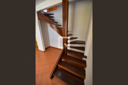 Casa de condomínio para alugar com 112m², 2 quartos e sem vagaEscada de Acesso