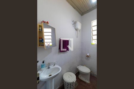 Casa à venda com 110m², 3 quartos e sem vaga Casa à venda com 110m², 3 quartos e sem vagaBanheiro