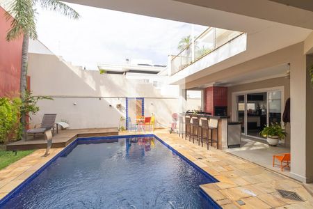 Casa de condomínio à venda com 352m², 4 quartos e 4 vagasQuintal com churrasqueira e piscina