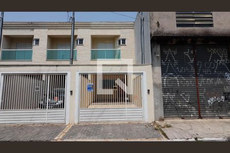 Casa à venda com 145m², 3 quartos e 2 vagas Casa à venda com 145m², 3 quartos e 2 vagasFachada