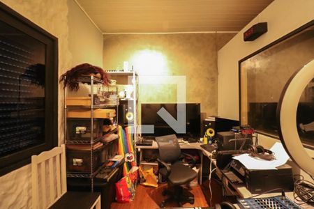 Casa à venda com 252m², 2 quartos e 5 vagas Casa à venda com 252m², 2 quartos e 5 vagasQuarto