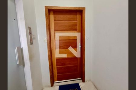 Apartamento à venda com 173m², 3 quartos e sem vaga Apartamento à venda com 173m², 3 quartos e sem vagaHall