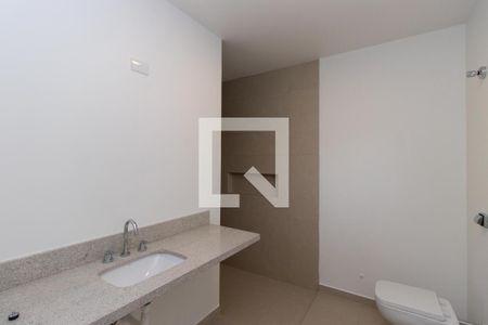 Casa para alugar com 400m², 4 quartos e 10 vagas Casa para alugar com 400m², 4 quartos e 10 vagasBanheiro da Suíte 1