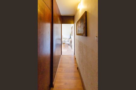 Casa à venda com 305m², 7 quartos e 3 vagasCorredor