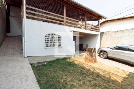 Casa à venda com 220m², 3 quartos e 8 vagasFachada