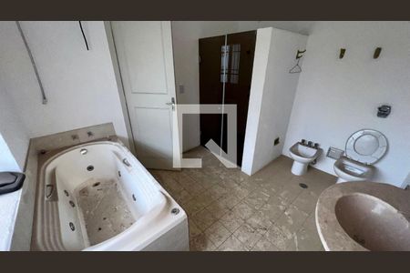 Casa para alugar com 650m², 4 quartos e 8 vagasBanheiro da Suíte 1