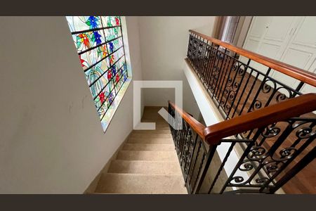 Casa para alugar com 650m², 4 quartos e 8 vagasEscada