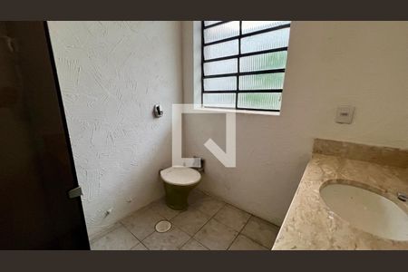 Casa para alugar com 650m², 4 quartos e 8 vagasBanheiro 2