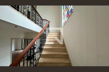 Casa para alugar com 650m², 4 quartos e 8 vagasEscada