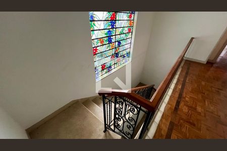 Casa para alugar com 650m², 4 quartos e 8 vagasEscada