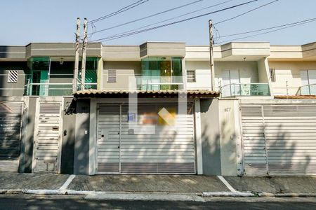 Casa à venda com 120m², 3 quartos e 2 vagas Casa à venda com 120m², 3 quartos e 2 vagasFachada