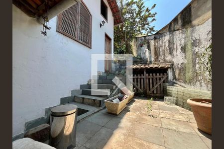 Casa para alugar com 300m², 4 quartos e 2 vagasLateral da casa - Canil