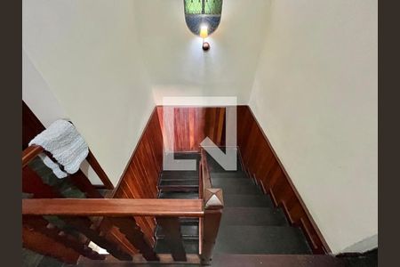 Casa para alugar com 300m², 4 quartos e 2 vagasEscada