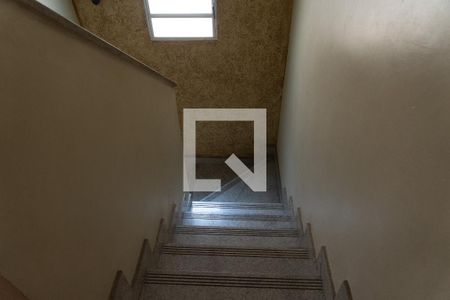 Casa para alugar com 120m², 4 quartos e 2 vagas Casa para alugar com 120m², 4 quartos e 2 vagasEscada