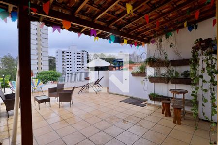 Casa à venda com 260m², 4 quartos e 3 vagas Casa à venda com 260m², 4 quartos e 3 vagasQuintal