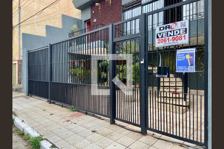 Casa à venda com 260m², 4 quartos e 3 vagas Casa à venda com 260m², 4 quartos e 3 vagasFachada