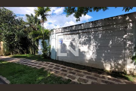 Casa de condomínio à venda com 400m², 5 quartos e 4 vagas Casa de condomínio à venda com 400m², 5 quartos e 4 vagasFachada