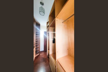 Casa de condomínio à venda com 400m², 5 quartos e 4 vagas Casa de condomínio à venda com 400m², 5 quartos e 4 vagasCloset da Suíte master