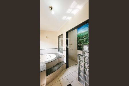 Casa de condomínio à venda com 400m², 5 quartos e 4 vagas Casa de condomínio à venda com 400m², 5 quartos e 4 vagasBanheiro da Suíte master