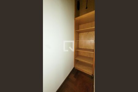 Casa de condomínio à venda com 400m², 5 quartos e 4 vagas Casa de condomínio à venda com 400m², 5 quartos e 4 vagasRoupeiro