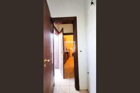 Casa de condomínio à venda com 400m², 5 quartos e 4 vagas Casa de condomínio à venda com 400m², 5 quartos e 4 vagasBanheiro de serviço