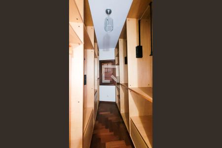 Casa de condomínio à venda com 400m², 5 quartos e 4 vagas Casa de condomínio à venda com 400m², 5 quartos e 4 vagasCloset da Suíte master