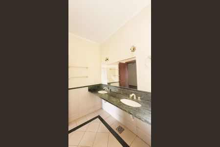 Casa de condomínio à venda com 400m², 5 quartos e 4 vagas Casa de condomínio à venda com 400m², 5 quartos e 4 vagasBanheiro da Suíte master