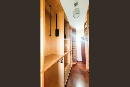 Casa de condomínio à venda com 400m², 5 quartos e 4 vagas Casa de condomínio à venda com 400m², 5 quartos e 4 vagasCloset da Suíte master