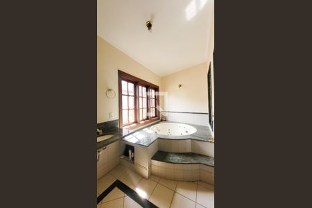 Casa de condomínio à venda com 400m², 5 quartos e 4 vagas Casa de condomínio à venda com 400m², 5 quartos e 4 vagasBanheiro da Suíte master