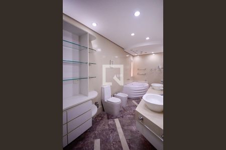 Apartamento à venda com 560m², 4 quartos e 5 vagasBanheiro do Quarto 4 