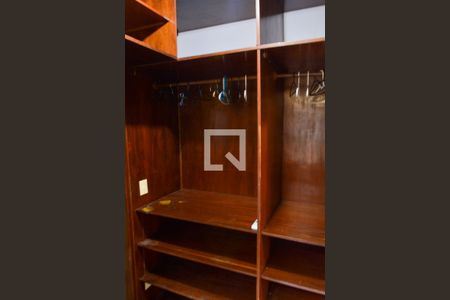 Casa de condomínio para alugar com 900m², 6 quartos e 4 vagasCloset da suíte 3