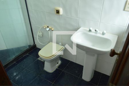 Casa de condomínio para alugar com 900m², 6 quartos e 4 vagasBanheiro da Suíte 2