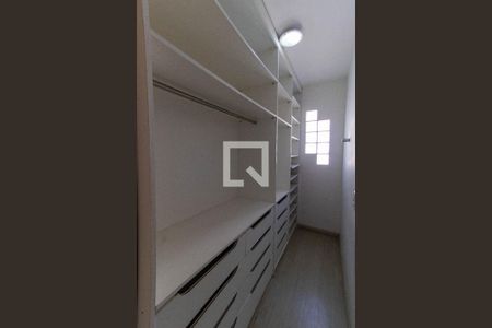 Casa de condomínio à venda com 300m², 3 quartos e 2 vagasCloset da suíte