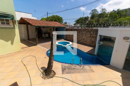 Casa de condomínio à venda com 300m², 3 quartos e 2 vagasQuintal