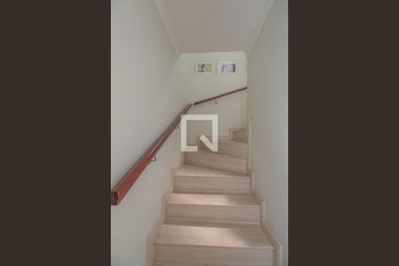 Casa à venda com 125m², 3 quartos e 2 vagas Casa à venda com 125m², 3 quartos e 2 vagasEscada