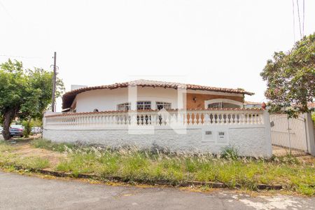 Casa à venda com 215m², 3 quartos e 2 vagasFachada