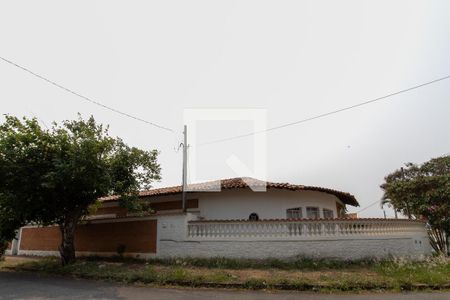 Casa à venda com 215m², 3 quartos e 2 vagasFachada