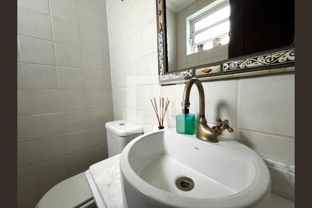 Casa à venda com 234m², 4 quartos e 2 vagas Casa à venda com 234m², 4 quartos e 2 vagasLavabo